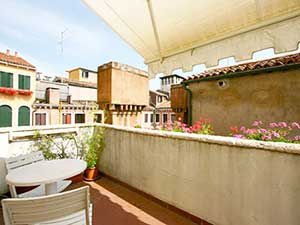 Central apartment with nice terrace